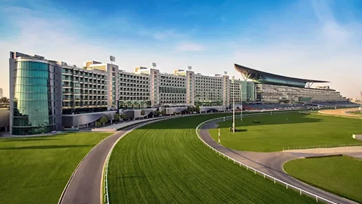 L’hippodrome de Meydan à Dubaï est l’un des sites les plus célèbres des courses hippiques internationales, reconnu pour son architecture moderne et son immense piste.